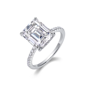 Dettaglio macro dell'anello con moissanite taglio smeraldo e diamanti in oro bianco 18k