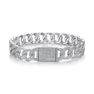 Détail macro du bracelet Cuban link glacé avec un fermoir rectangulaire serti de pierres