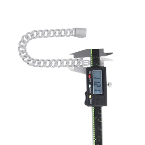 Vue macro du bracelet cubain en argent S925 de 12,1 mm avec pierres de moissanite
