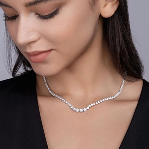 Nahaufnahme einer S925 Sterling Silber V-Halskette mit Labordiamanten an einem Model