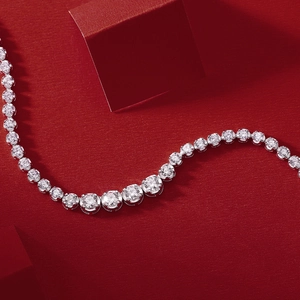 Makroaufnahme der S925 Silber Tennis-Halskette mit runden Diamanten im Farbverlauf