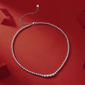 Detail der S925 Silber Tenniskette mit Labordiamanten auf tiefrotem Hintergrund