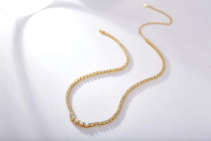 Nahaufnahme der goldenen S925 Silber Tennis-Halskette mit abgestuften Lab-Diamanten