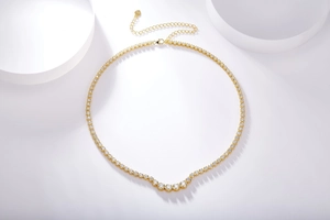 Detail der goldenen S925 Silber Tenniskette mit runden Labor-Diamanten im Verlauf