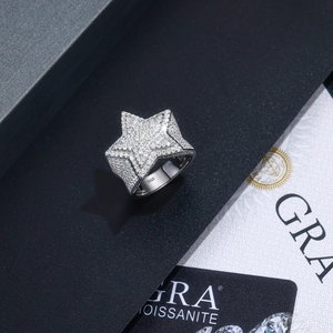 Vue macro de la bague étoile en argent S925 avec moissanite pavée et certificat GRA