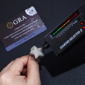 Test d'une bague étoile en argent S925 avec testeur de diamant et certificat moissanite
