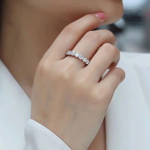 Bague demi-éternité élégante en argent 925 avec 7 pierres de moissanite de taille ronde