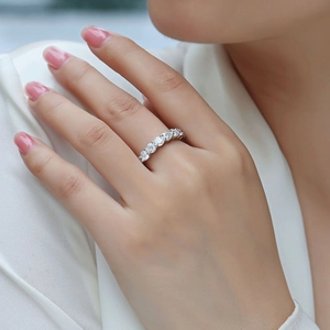 Gros plan détaillé d'une bague d'éternité en argent 925 avec moissanite couleur D au doigt