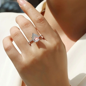 Bague élégante en argent S925 moissanite taille poire avec micro-pavé sur un mannequin