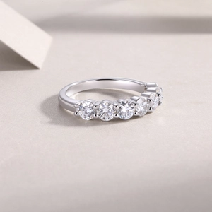 Vue détaillée de l'anneau en argent S925 orné de sept pierres moissanite rondes de couleur D