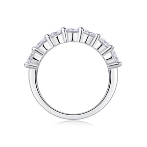 Détail de sept pierres moissanite rondes serties sur une bague en argent à quatre griffes