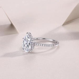 Détail du poinçon S925 sur la bague en moissanite taille poire avec pierres latérales