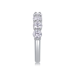 Vue macro d'une bague en argent sertie de moissanites rondes à quatre griffes