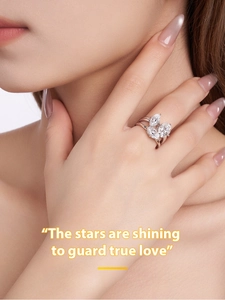 Trois moissanites marquise serties sur une bague en argent S925 portée par un mannequin