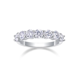 Vue détaillée d'une bague en argent S925 sertie de sept pierres de moissanite rondes