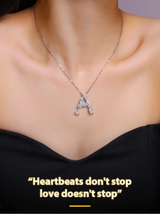 Makroaufnahme der Sterling Silber Buchstabe A Kette mit D Moissanit auf einem Modell
