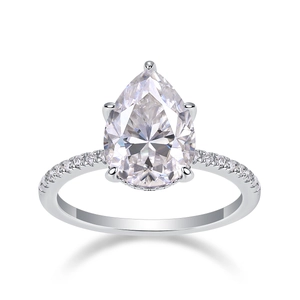 Vue macro de la bague en moissanite poire avec pavé de diamants en or blanc 18K