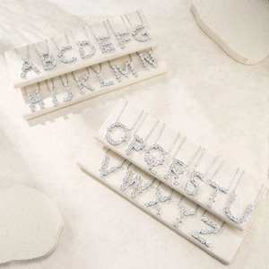 Halsketten aus S925 Sterlingsilber mit A-Z Buchstabenanhängern und D-Farbe Moissanit-Steinen