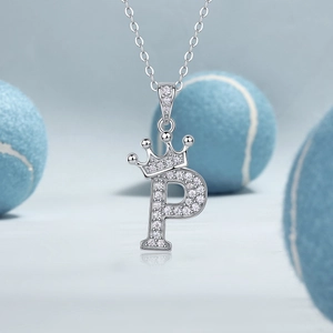 Detail van S925 sterling zilveren kroon letter P hanger met sprankelende moissaniet stenen