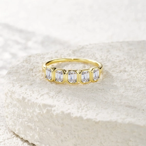Anello eternity in argento S925 con moissanite taglio smeraldo e oro 18k