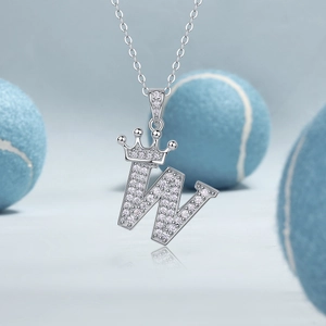 Detail van S925 zilveren halsketting met kroon en letter W hanger met diamantjes