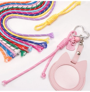 Detail van kleurrijke 5mm gevlochten koorden met hartvormige clip en kattenoor pasjeshouder