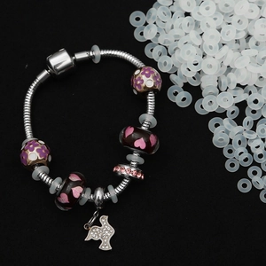 DIY Perlenarmband mit silberner Schlangenkette, Emaille-Charms und Silikon-Stoppern