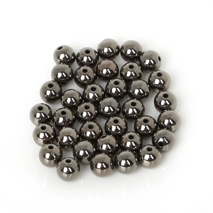 Gros plan de perles rondes CCB 4-12mm gris anthracite au lustre métallique pour bijoux DIY