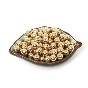 Perles rondes dorées en CCB pour création de bijoux DIY dans une coupelle feuille