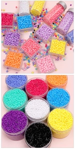Vue détaillée de perles acryliques de 4mm en tubes colorés pour création de bijoux DIY