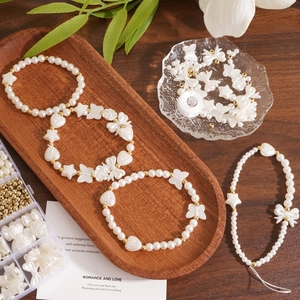 Kit creazione gioielli fai-da-te con perle bianche e perline dorate in scatola a 10 scomparti