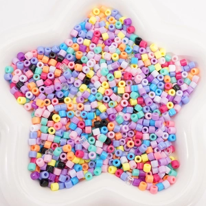 Mélange de perles tubes en acrylique 4mm colorées dans un plateau en forme d'étoile