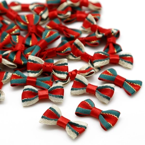 Macro detail van rood en groen gestreepte strikjes met gouddraad voor DIY knutselwerkjes