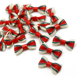 Detail van handgemaakte rood-groene geruite strikjes voor DIY haaraccessoires maken