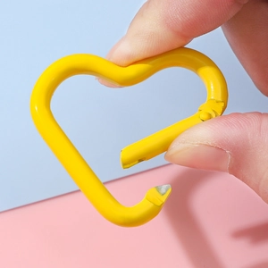 Gelber herzförmiger Karabiner aus Legierung mit Schnappverschluss für DIY-Anhänger