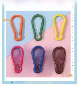 Détail de mousquetons colorés en métal peint pour la création de bijoux et accessoires DIY