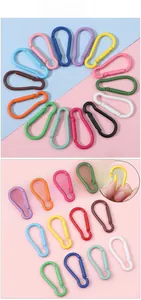 Gros plan de clips à ressort colorés en forme de gourde pour porte-clés DIY et sacs