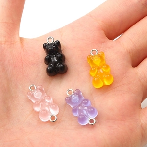 Détail de breloques oursons en résine colorée pour bijoux DIY et accessoires cheveux