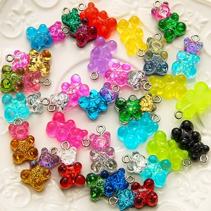 Pendentifs ours en résine colorés dans un plat en céramique pour bijoux DIY et artisanat