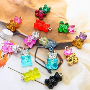 Gros plan de breloques ours en résine colorée avec anneaux argentés pour bijoux DIY