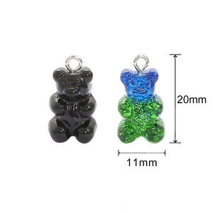 Détail des pendentifs ours aux couleurs acidulées mesurant 20 mm de haut et 11 mm de large