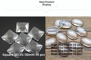 Dettaglio macro di cabochon in vetro trasparente in forme quadrate e ovali per gioielli