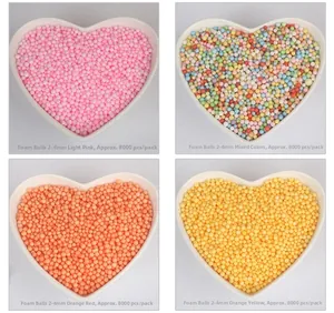 Dettaglio di palline di schiuma colorate 2-4 mm per il fai da te in ciotole a cuore