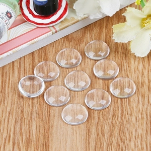 Macro van 10 ronde glazen cabochons voor DIY-sieraden op een houten ondergrond
