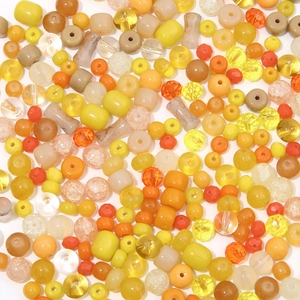 Detailansicht gemischter orangefarbener und gelber Glasperlen für DIY-Schmuck
