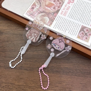Detailopname van schattige acryl sleutelhangers met cartoonmeisjes en gekleurde kralen