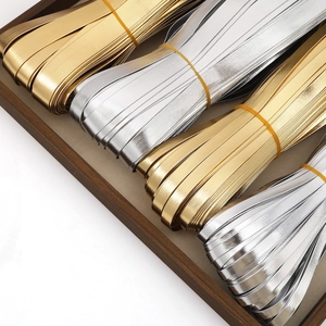 Nahaufnahme von metallischen PU-Lederstreifen in Gold und Silber für DIY-Handwerksprojekte