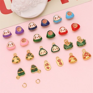 Detailopname van kleurrijke Zongzi-bedeltjes van legering voor DIY-sieraden maken