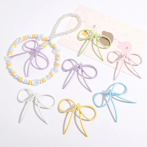 Pastellfarbene Emaille-Schleifenanhänger und DIY-Perlenarmband in Makronenfarben