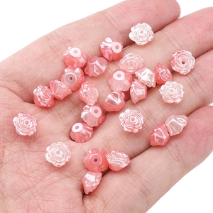 Macrodetail van parelmoer roze roosvormige kralen voor DIY sieraden maken en hobby's